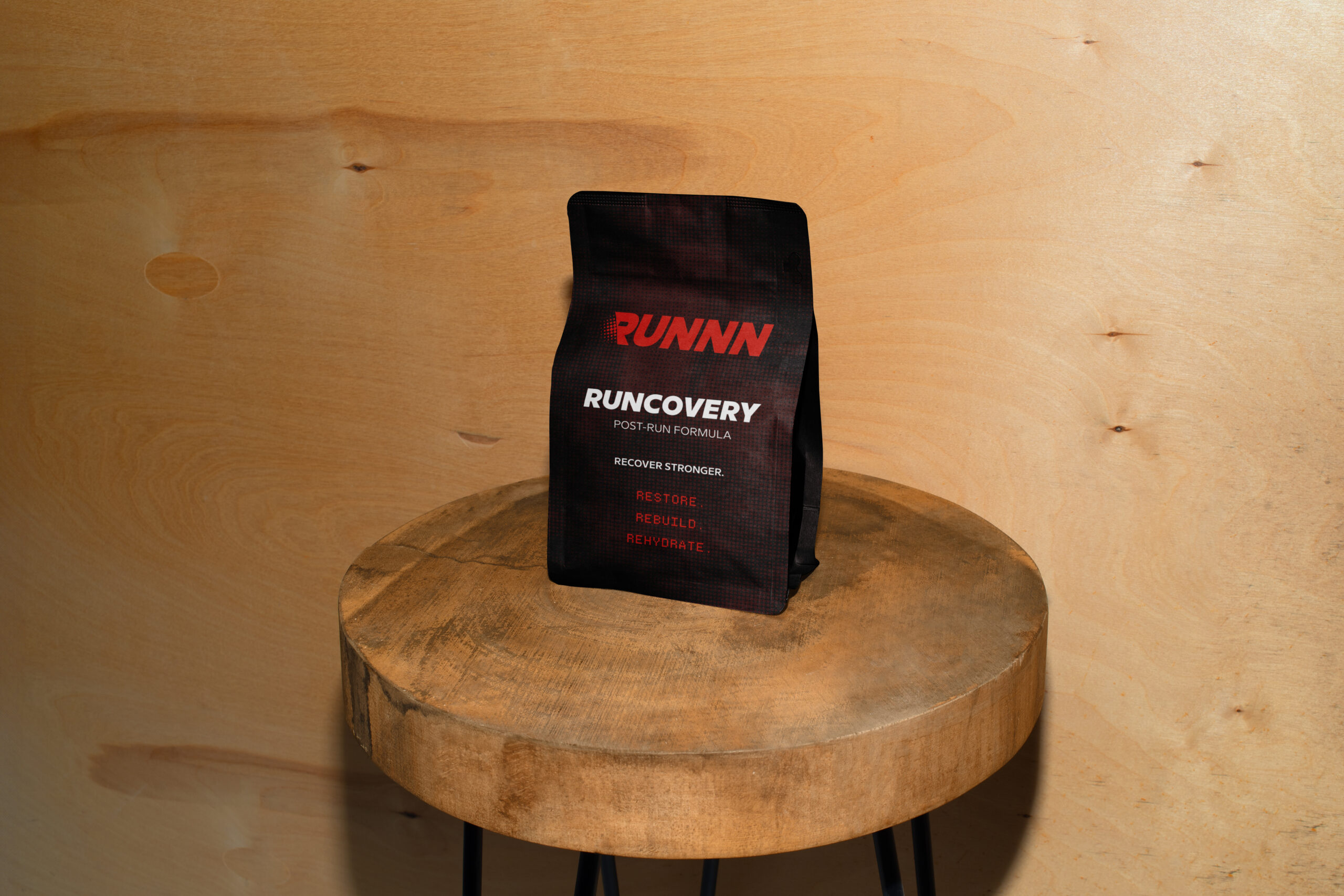 RUNNN RUNCOVERY pouch on wooden stool